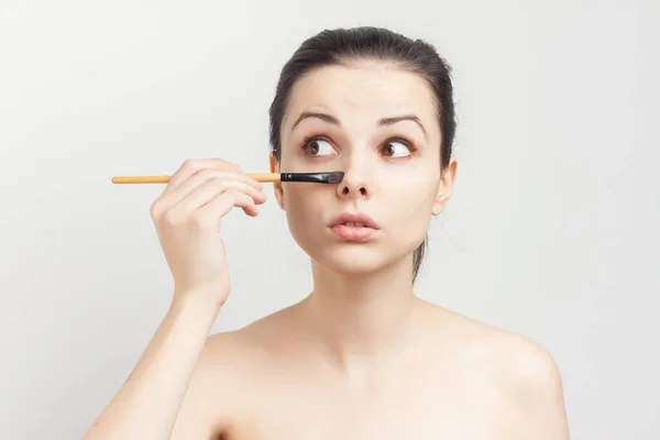 Attraktive Brünette Anwendung Maske auf Gesicht mit Pinsel Hautpflege — Stockfoto