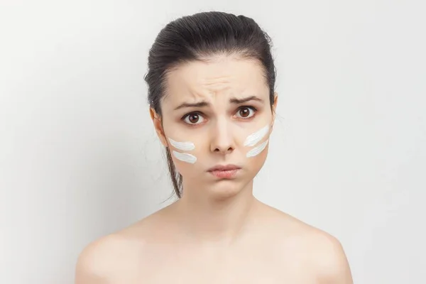 Perky morena nua ombros creme máscara facial tratamentos de cuidados com a pele — Fotografia de Stock