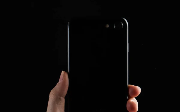 Telefono cellulare touchscreen su sfondo nero nuova tecnologia — Foto Stock