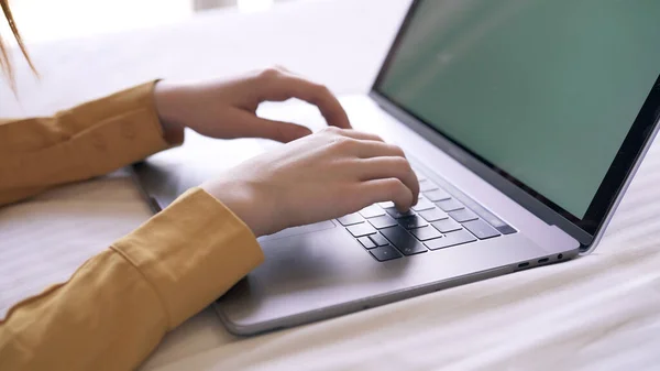 Dizüstü bilgisayarla çalışan kadın elleri. — Stok fotoğraf