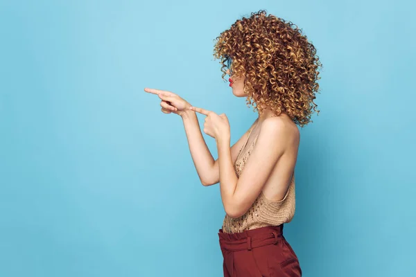 Vrouw portret krullend haar zijaanzicht gebaar met vingers Kopiëren Ruimte bruine broek — Stockfoto