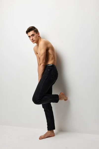 Pohledný muž černé kalhoty nahý tělo atraktivita self-sebevědomí — Stock fotografie
