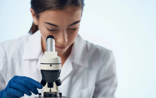 Γυναίκα με μικροσκόπιο στο τραπέζι της εργαστηριακής έρευνας βακτήρια μικροοργανισμών — Φωτογραφία Αρχείου