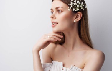 Güzel kadın çiçekleri Saçları çekici beyaz elbisesi