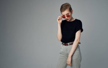 Güzel kadın güneş gözlüğü şık kıyafetler şık stil kısa saç traşı stüdyosu