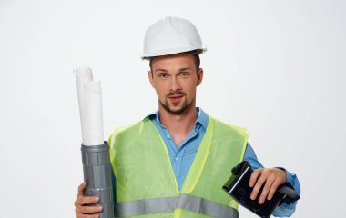 Yansıtıcı yelek ve üç boyutlu sanal gerçeklik gözlüğü takan bir mimar.