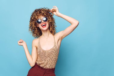 Kırmızı dudaklar koyu gözlükler eğlenceli yaşam tarzı kırmızı pantolon mavi 