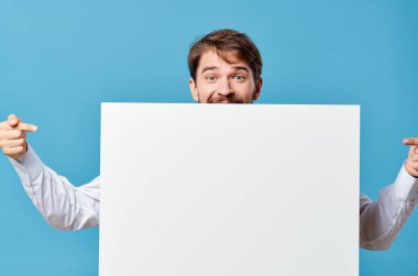 Sakallı adam sunumu Boşluğu yakın plan kırpılmış görünüm kopyala