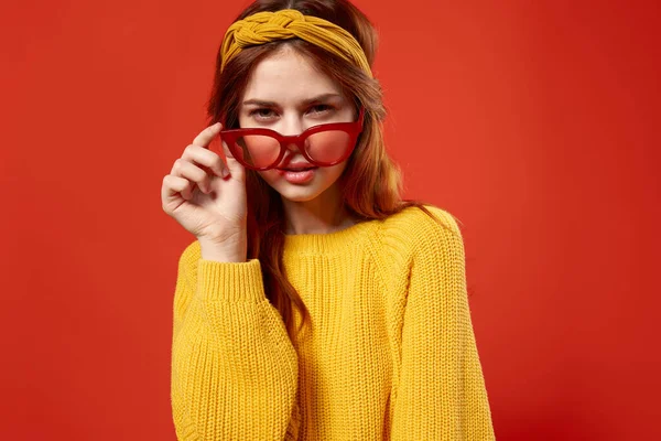 Atraktivní červená-vlasy žena na sobě červené brýle žlutý svetr ležérní oblečení životní styl ulice styl — Stock fotografie