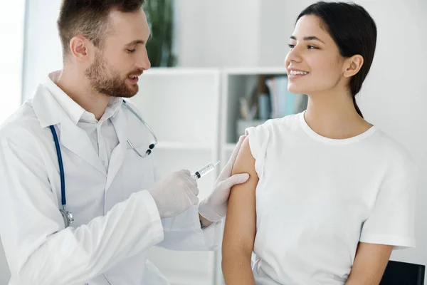 Läkare med vaccin i ampull och glad patient hälsa covid — Stockfoto