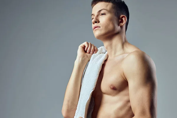 Retrato de um homem desportivo bombeado acima toalha de corpo close-up — Fotografia de Stock