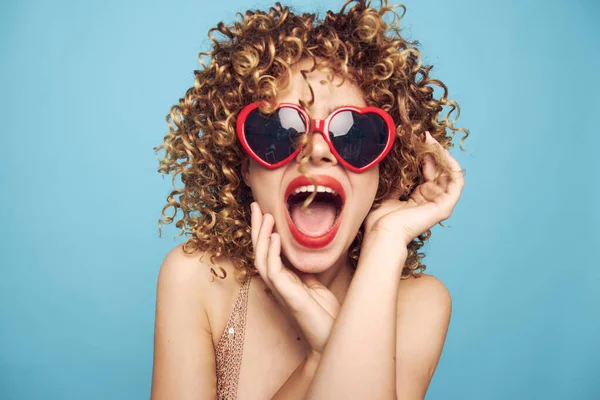 Гарненька жінка Емоції широкий відкритий рот червоні окуляри для серця яскравий макіяж фон — стокове фото