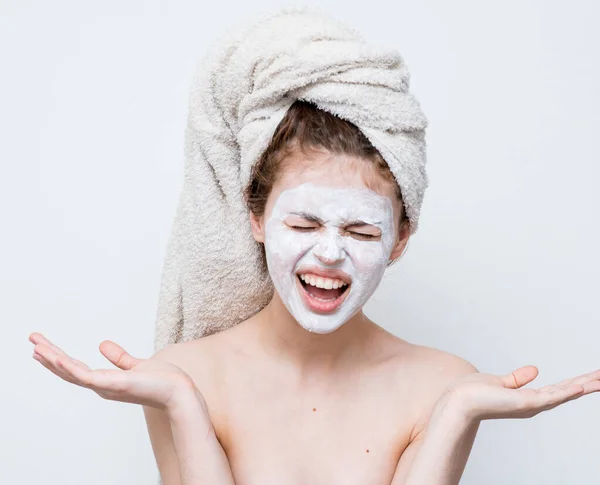 Žena s holými rameny gestikulující s rukama krémová maska obličeje — Stock fotografie