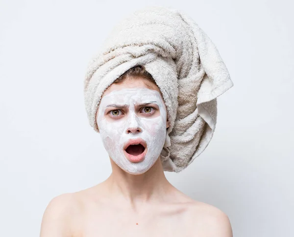 Vrouw crème gezicht masker blote schouders schone huid — Stockfoto