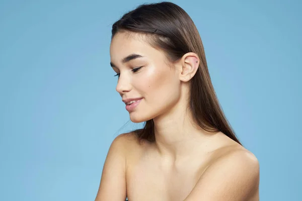 Hübsche Frau nackte Schultern Haarpflege Nahaufnahme Bank blauer Hintergrund — Stockfoto