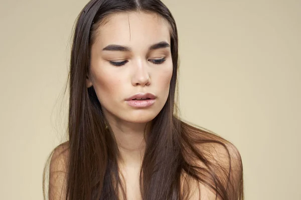 Mulher bonita ombros nus cosméticos pele limpa cuidado do cabelo fundo bege — Fotografia de Stock