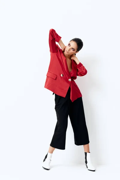 Mooie vrouw in rode blazer mode kleding glamour cosmetica model — Stockfoto