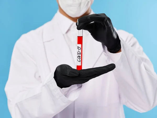 Захисні чорні рукавички аналіз крові крупним планом — стокове фото