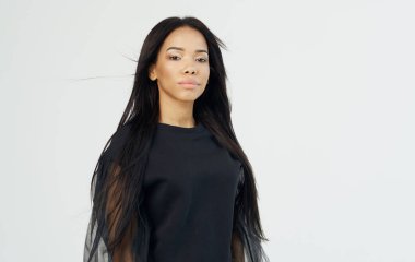 Güzel Afrikalı kadın makyajı çekici görünüyor. Lüks model.