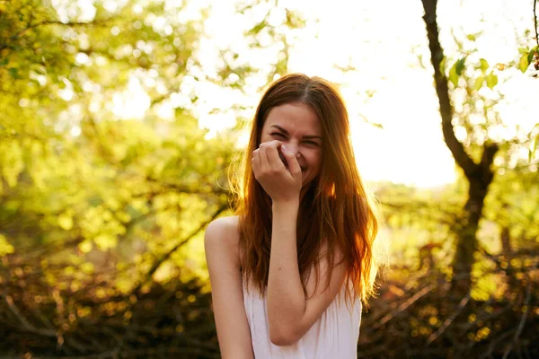 Šťastná zrzavá žena na přírodě v lese v blízkosti zelených stromů Letní slunce — Stock fotografie