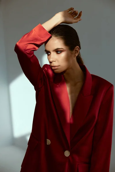 Morena com maquiagem brilhante casaco vermelho moda close-up — Fotografia de Stock