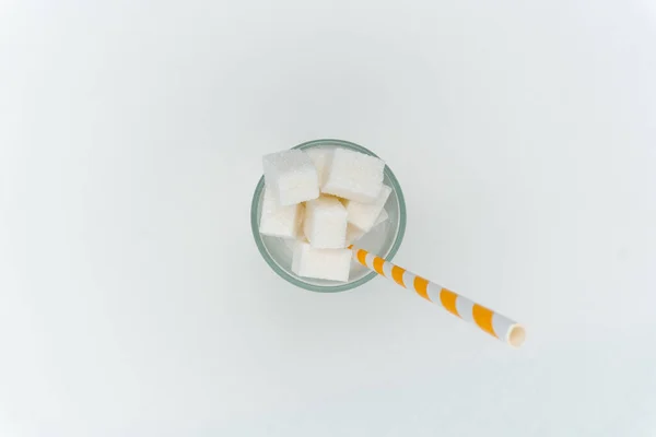 Azúcar en un vaso con un cóctel de paja dulces energía — Foto de Stock