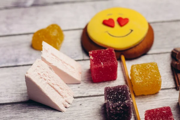 Pão de gengibre na forma de um sorriso em um pau doces sobremesa doce deleite lanche — Fotografia de Stock