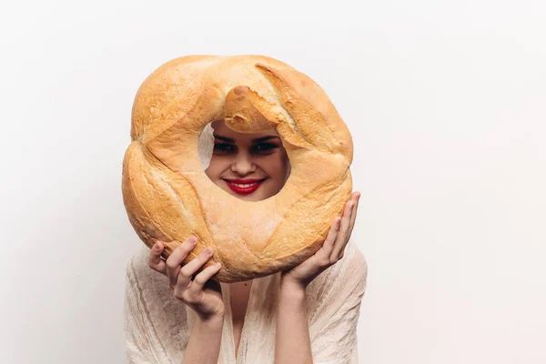 Woman with round loaf of bread loaf model with transparent cloth on her head — Stock Photo, Image