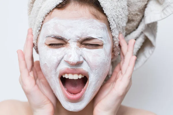 Žena s holými rameny ručník na hlavě maska obličej péče o pleť zblízka — Stock fotografie