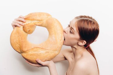 Yuvarlak somun ve çıplak omuzlu, kızıl saçlı, aç bir kadın.