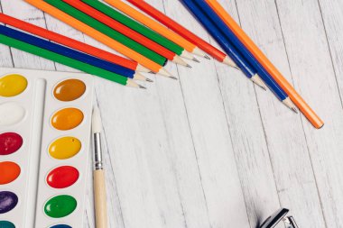 parlak suluboya camlar ahşap masa ofis finansmanında renkli kalemler