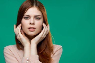 Cazibe yakınında el ele tutuşan çekici bir kadın.