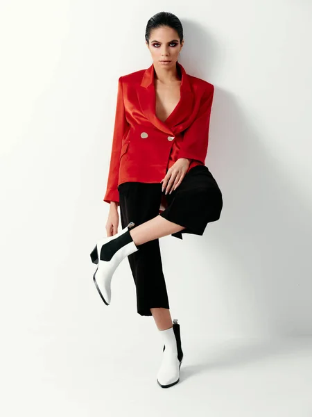 Mulher atraente roupas da moda vermelho jaqueta luz isolado fundo — Fotografia de Stock
