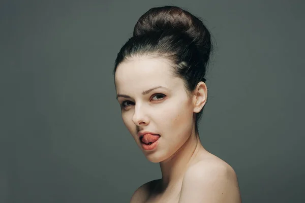 Brünette mit nackten Schultern Glamour Emotionen klare Haut — Stockfoto