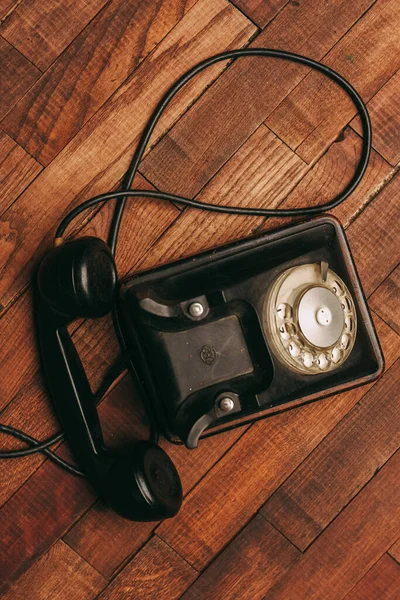 Siyah telefon eski tarz klasik iletişim eski moda — Stok fotoğraf