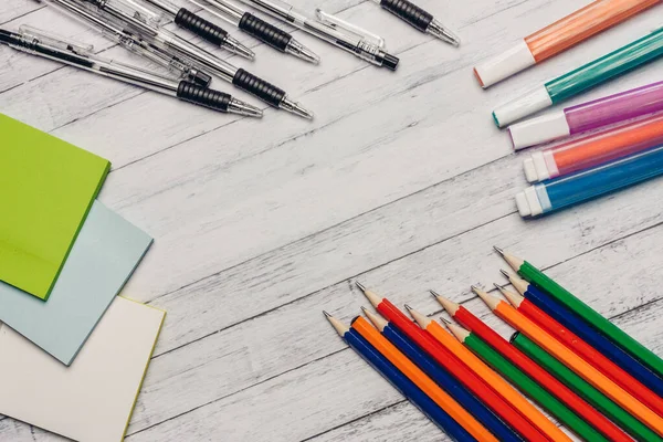 Színes ceruzák akvarell festék művészet rajz művészet iskola kék háttér — Stock Fotó