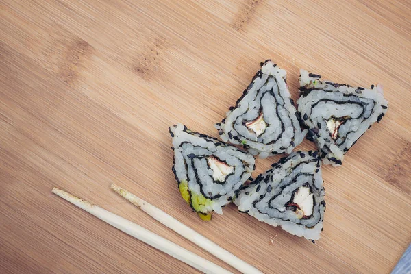 Japon mutfağı suşisi geleneksel yemek çubuklarını yuvarlıyor. — Stok fotoğraf