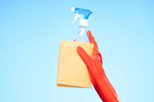 Trapo detergente limpieza guantes de goma fondo azul — Foto de Stock