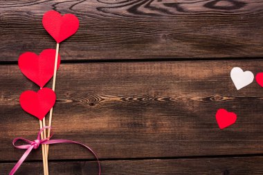 Kalp şeklinde bir çiçek bayram hediyesi ahşap arka plan Sevgililer Günü