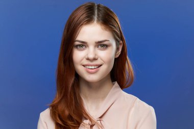 Çekici kadın stüdyo yakın plan mavi arka plan