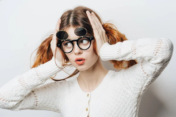 Allegra bella donna con gli occhiali tenendo la testa emozioni ritagliato vista — Foto Stock