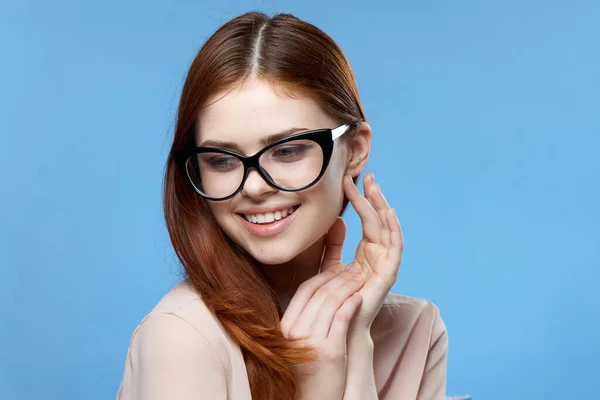 Bájos nő szemüveggel divat elegáns stílus vonzerő kék háttér — Stock Fotó