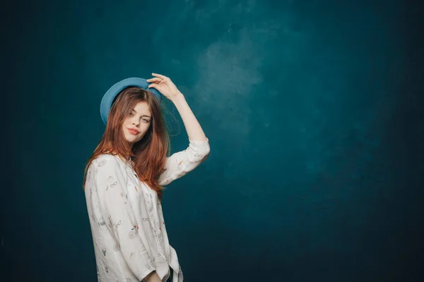 Glad kvinna i blå hatt på mörk bakgrund och skjorta modell Kopiera utrymme — Stockfoto