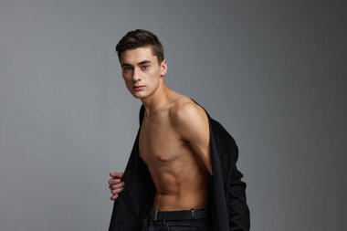 Yakışıklı, siyah gömlekli, lüks, çekici bir stüdyo.