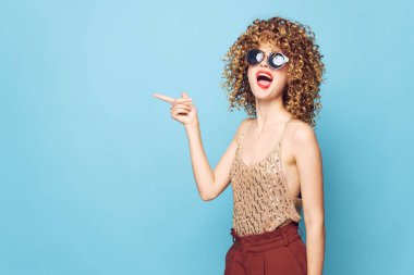 Model kıvırcık saçlar, kırmızı dudaklar. Duygular, parlak makyaj. 