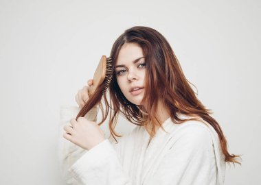 Saçlarını tarayan kadın sağlık sorunlarını çözüyor.