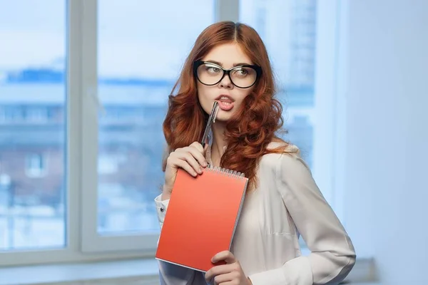 Donna d'affari dai capelli rossi che indossa occhiali blocco note rosso Professional — Foto Stock