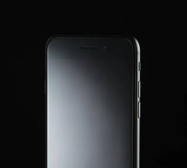 Teléfono móvil con pantalla táctil sobre fondo negro nueva tecnología —  Fotos de Stock