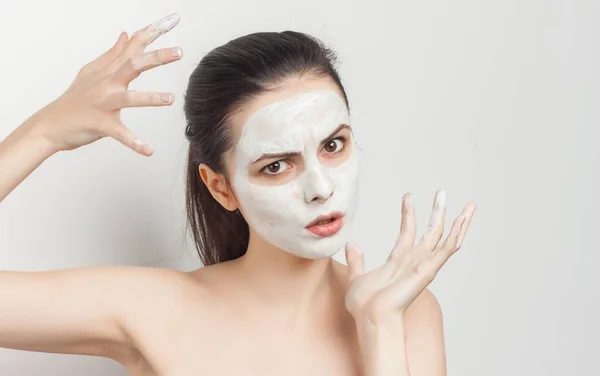 Energická brunetka se smetanovou maskou na obličeji nahá ramena omlazování — Stock fotografie