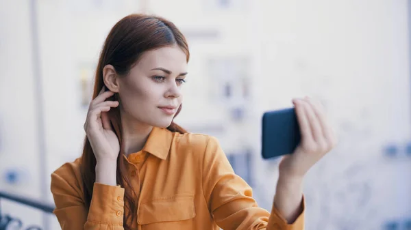 Mujer bonita con teléfono en las manos al aire libre fotografía tecnología — Foto de Stock